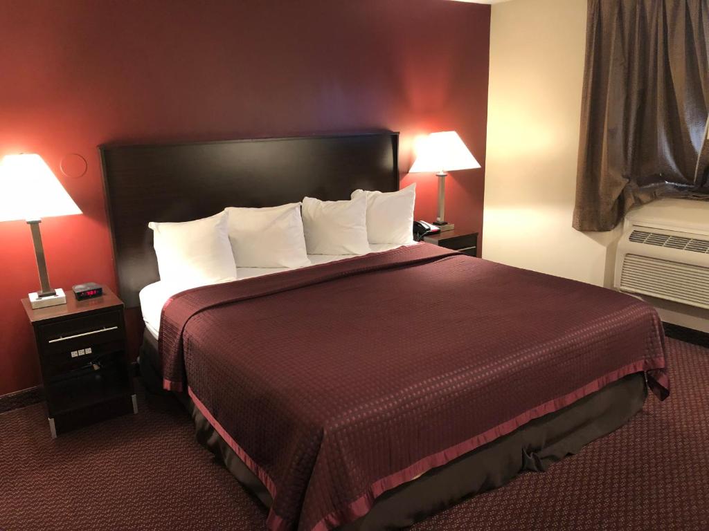 Cama ou camas em um quarto em Regal Inn Chicago O'Hare - Franklin Park