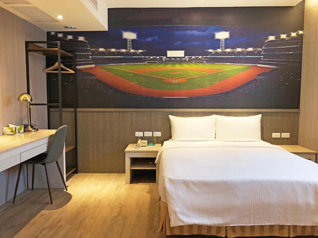 En eller flere senge i et værelse på La Hotel-Baseball Theme Hall