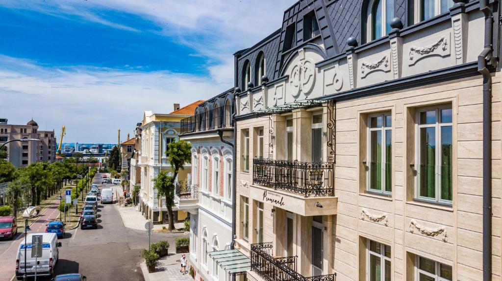 vistas a una calle de la ciudad con edificios en Hotel Residence Promenade, en Burgas