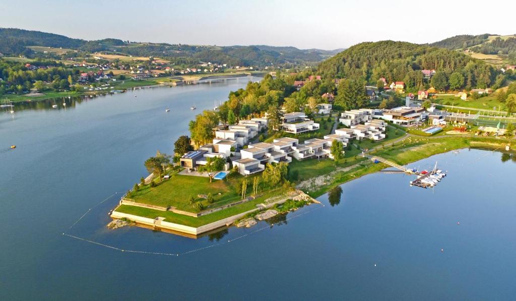 een luchtzicht op een resort op een eiland in het water bij Apartment Słoneczny Gródek 19 Spa & Wellness in Gródek Nad Dunajcem