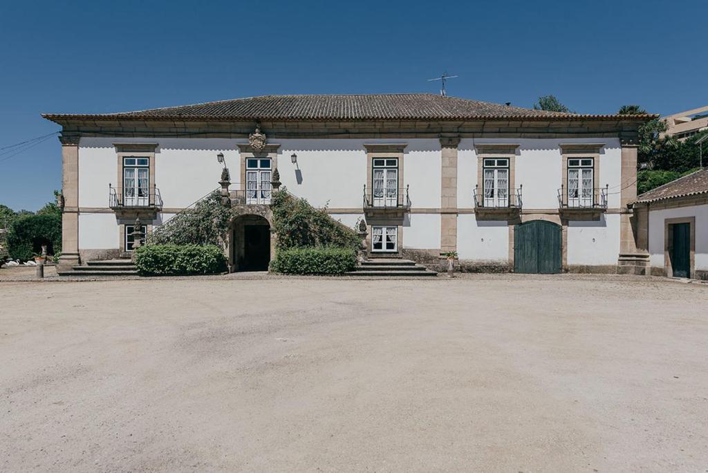 duży biały budynek z mnóstwem okien w obiekcie Casa Dos Pombais w mieście Guimarães