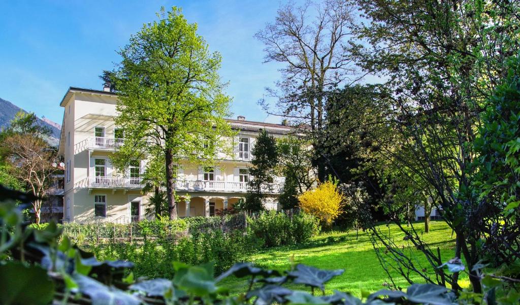 un edificio in mezzo a un campo alberato di Residence Diana a Merano