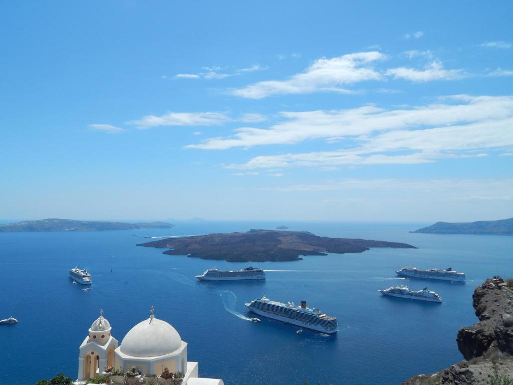 vista su una grande pozza d'acqua con barche di Le Petit Greek a Firà