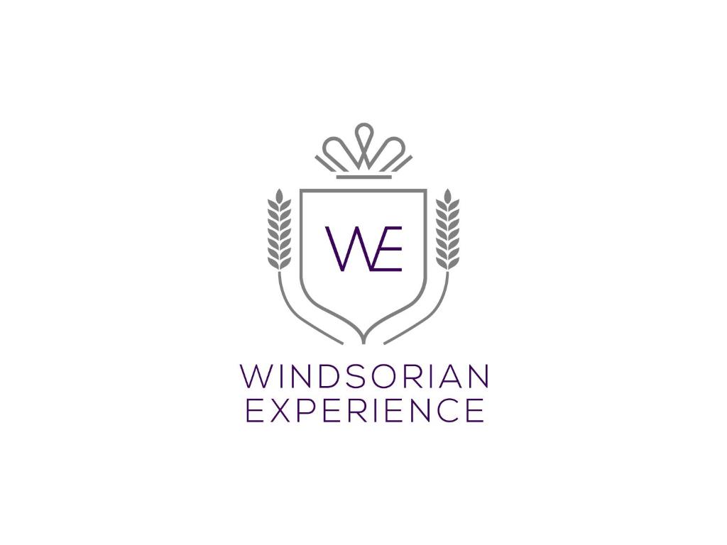 En logo, et sertifikat eller et firmaskilt på Windsorian Experience