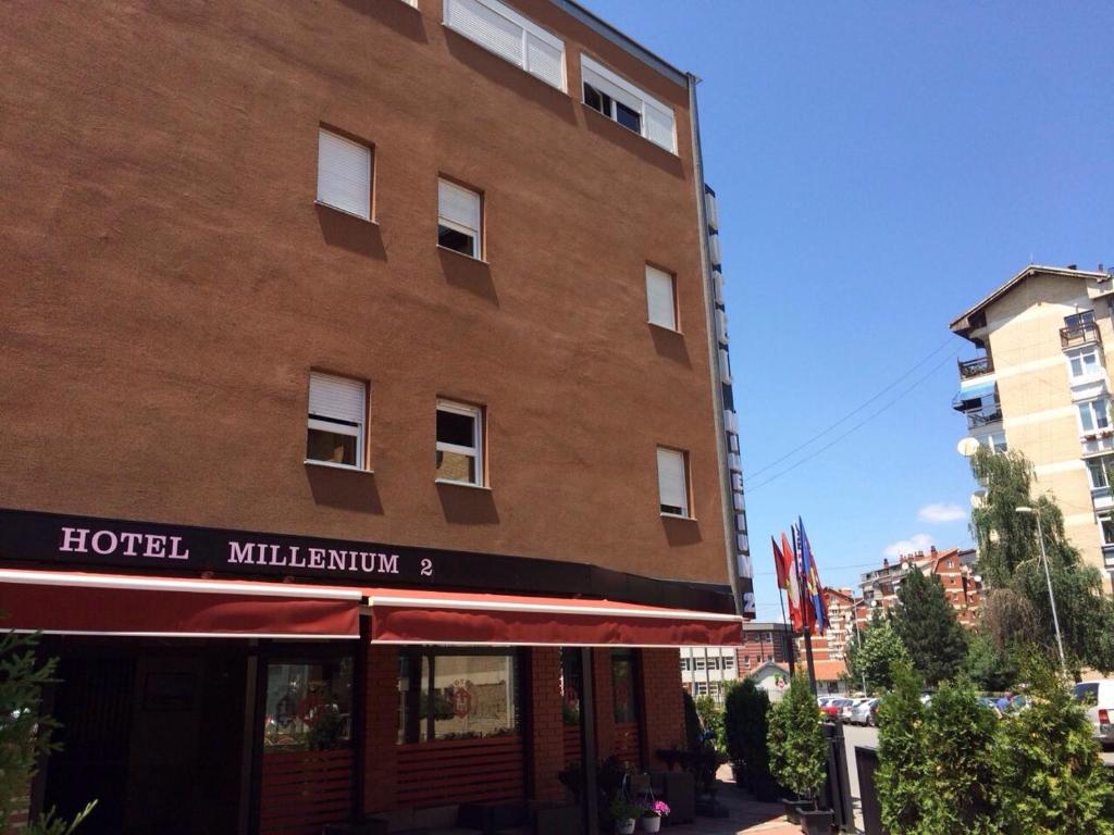 een groot bakstenen gebouw met een hotel erop bij Hotel Millenium2 in Prizren