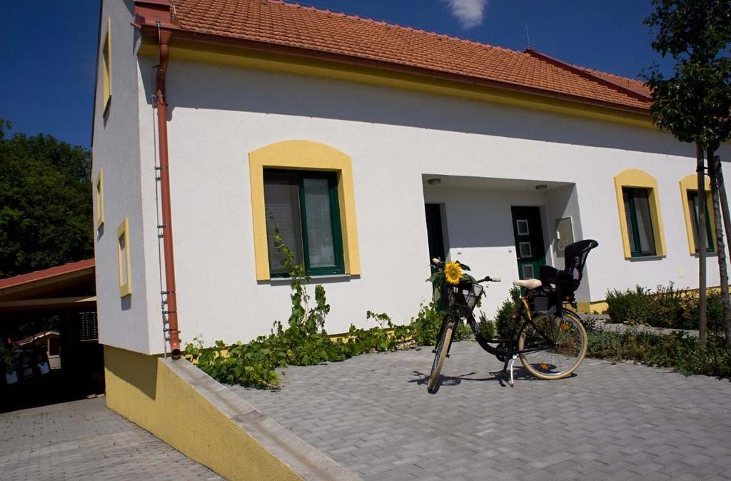 uma bicicleta estacionada em frente a uma casa em Apartmány U Zámečku em Hlohovec