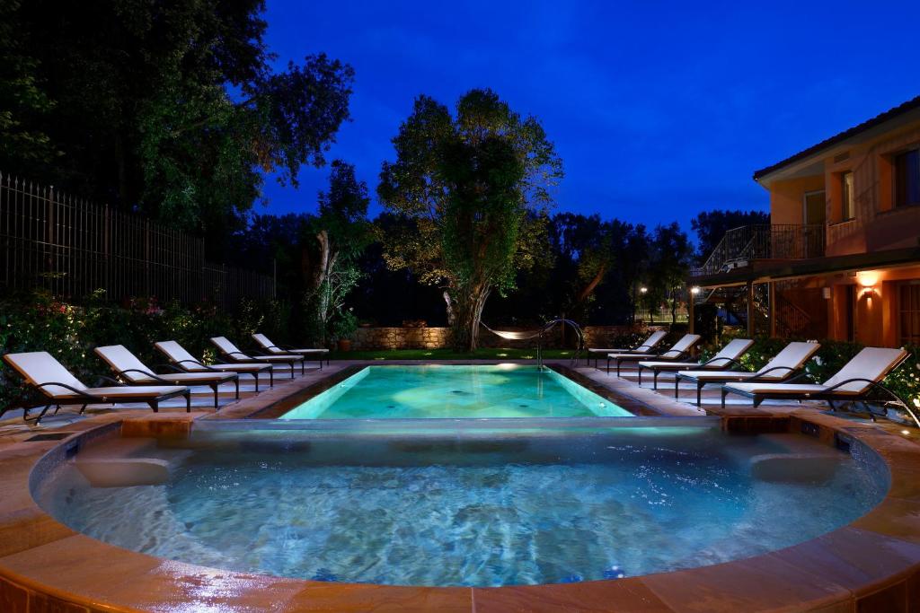 una piscina con tumbonas alrededor por la noche en Ville Sull'Arno, en Florencia