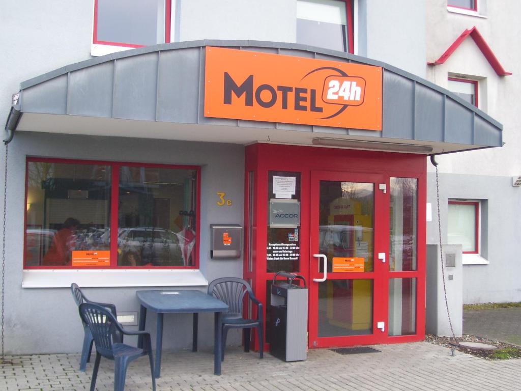 Un certificado, premio, cartel u otro documento en Motel 24h Bremen