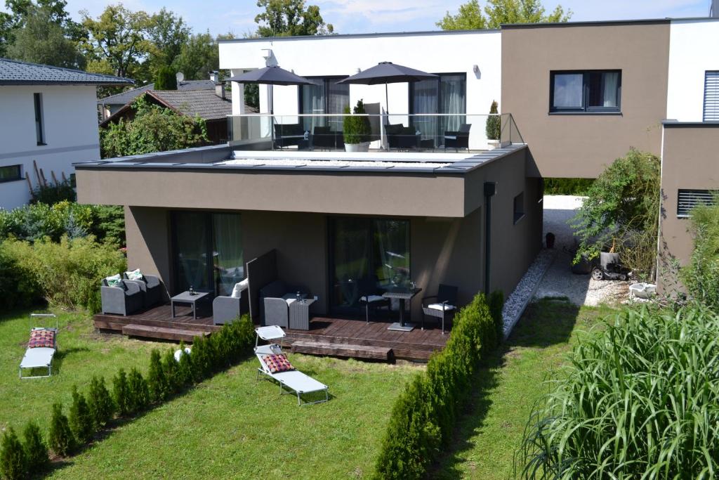 ein Haus mit einer Terrasse und einem Hof in der Unterkunft Kal's Studio Apartment Salzburg in Salzburg