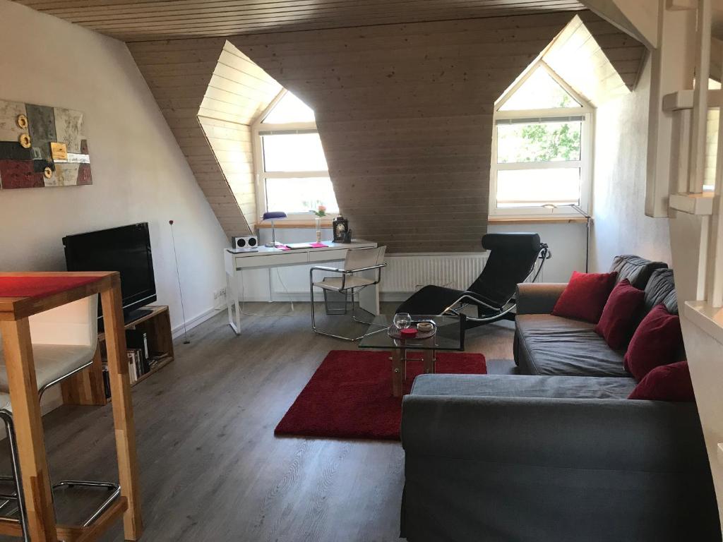 salon z kanapą i dwoma oknami w obiekcie Appartement Ginstertraum w mieście Lüneburg