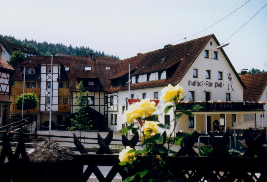 un edificio con fiori gialli di fronte di Gasthof Alte Post a Obertrubach