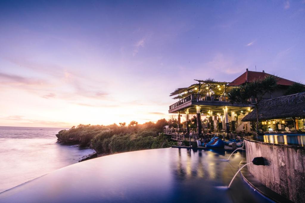 un complejo con piscina frente al agua en Dream Beach Huts, en Nusa Lembongan