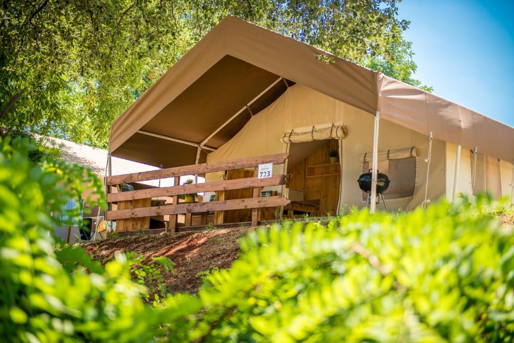 ein großes Braungebäude mit Bäumen im Vordergrund in der Unterkunft Sunflower Camping in Novigrad Istria