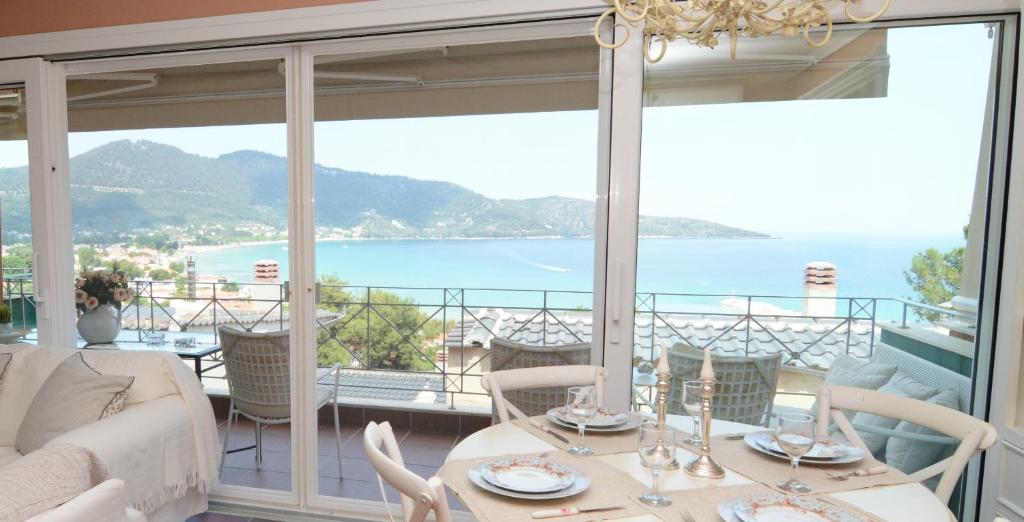 comedor con vistas al océano en Villa Blue, en Skala Potamias