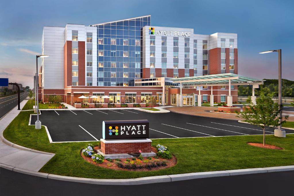 een weergave van een tennisbaan voor een hotel bij Hyatt Place Warwick/Providence Airport in Warwick