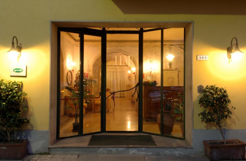 A fachada ou entrada em Hotel Moderno