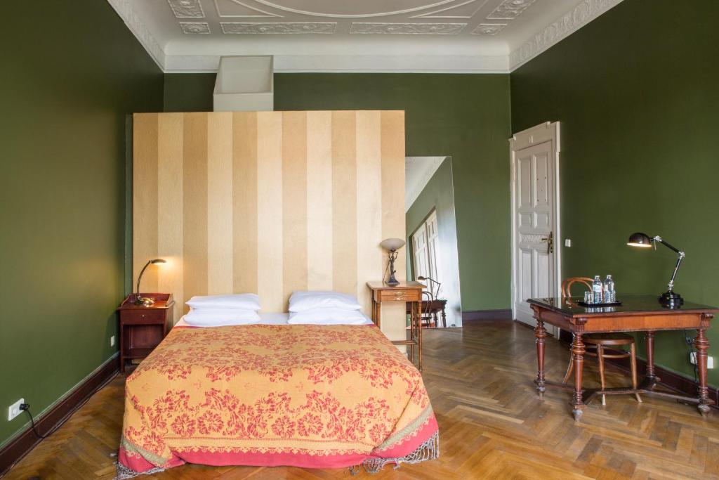 1 dormitorio con 1 cama grande y paredes verdes en Hotel Art Nouveau am Kurfürstendamm en Berlín