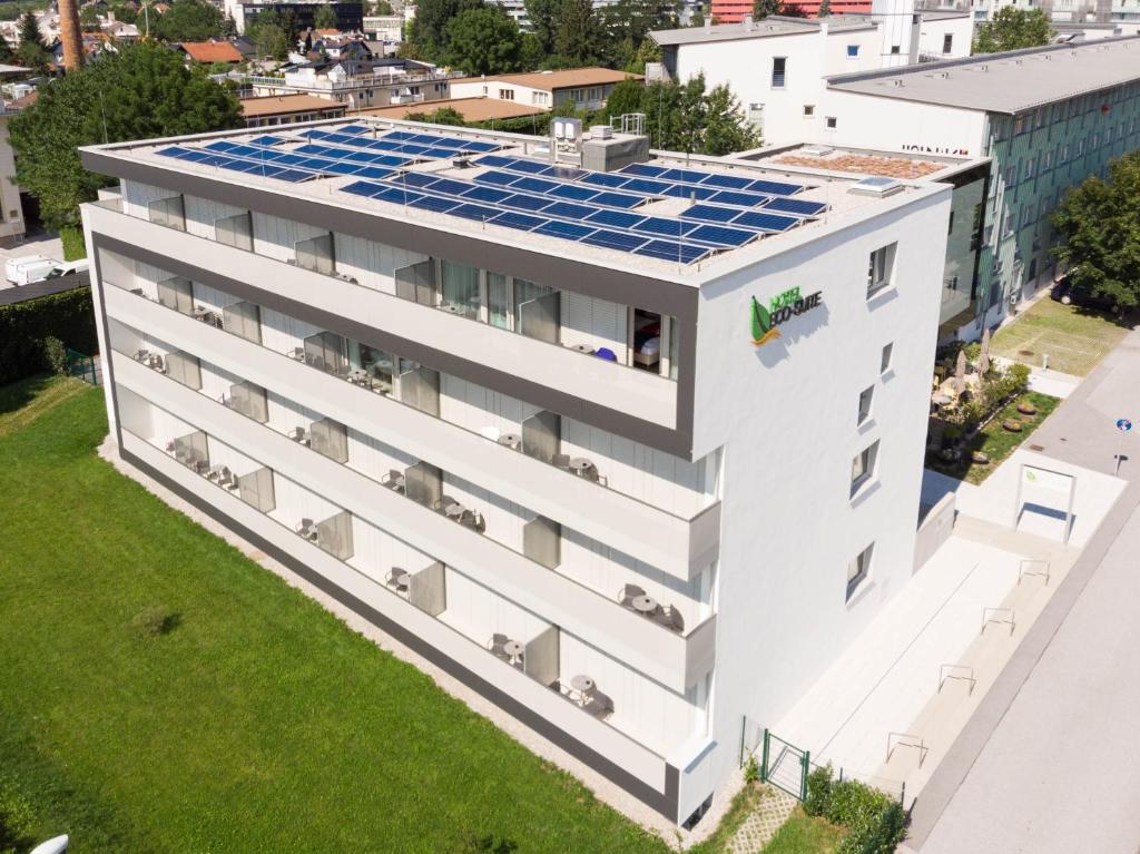 uma imagem de um edifício com painéis solares no telhado em Eco Suite Hotel em Salzburgo