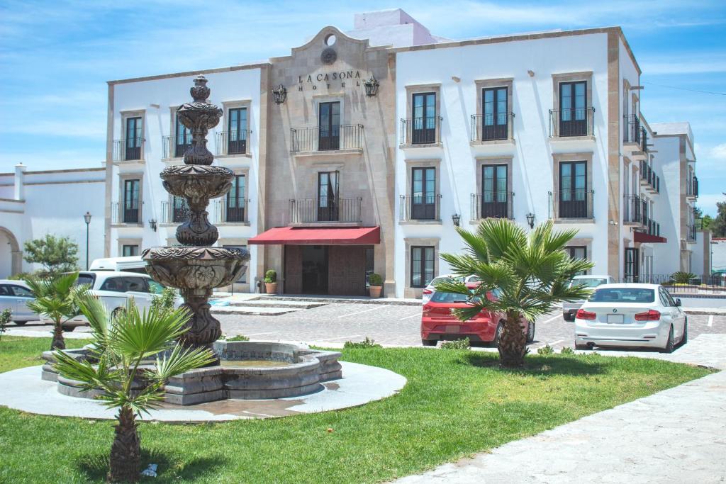 een gebouw met een fontein voor een gebouw bij Hotel La Casona 30 in San Miguel de Allende