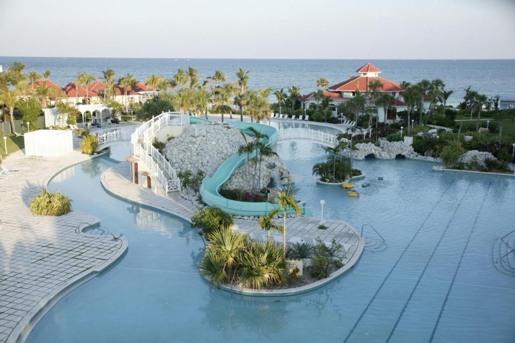 une image d'un toboggan dans un complexe dans l'établissement The Marlin at Taino Beach Resort, à Freeport