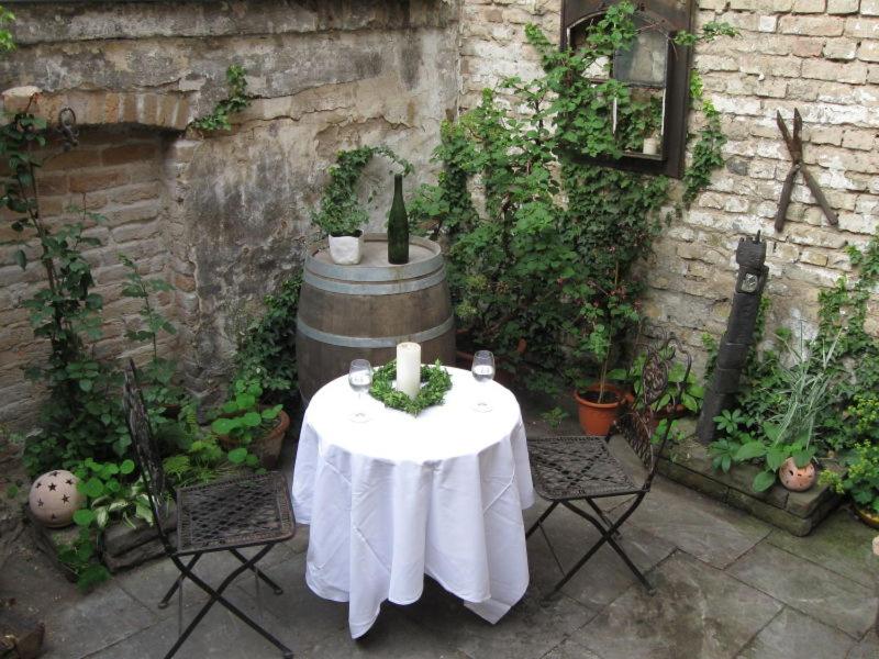 una mesa con una vela y 2 sillas en un patio en Zwischen-Rhein-und-Reben, zentral, barrierefrei, en Speyer