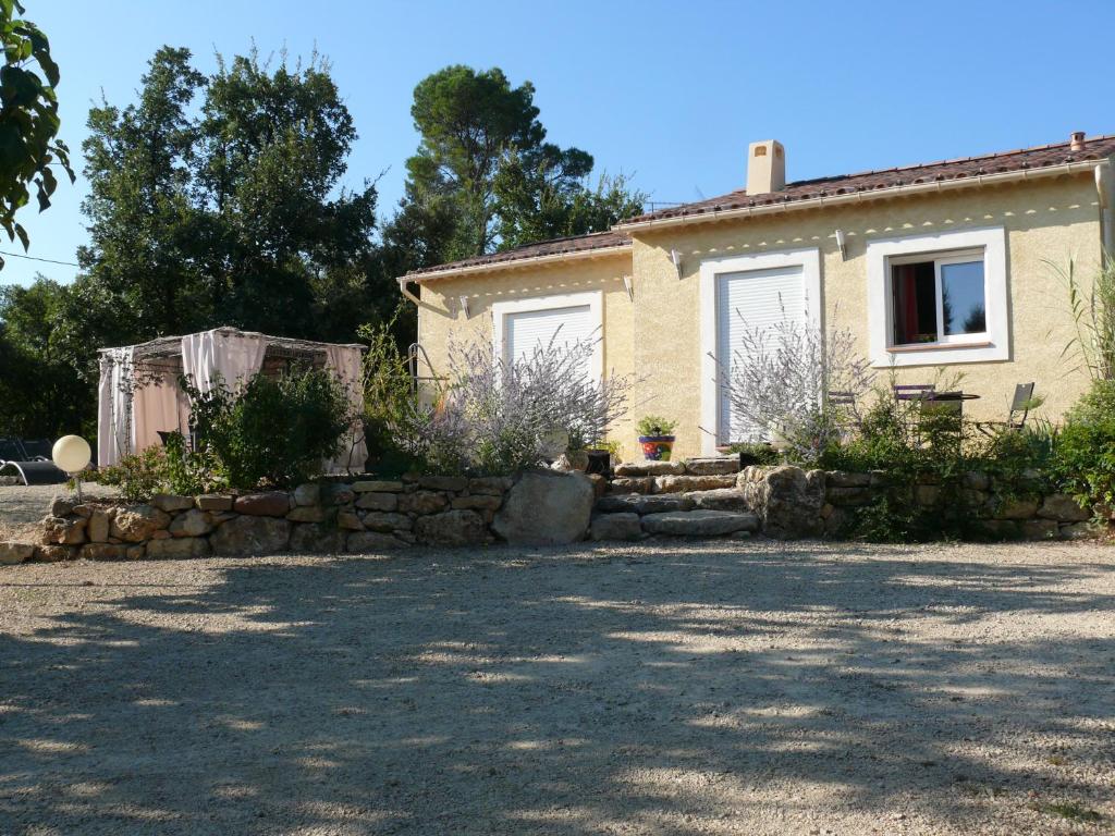 Jardí fora de Les Karakis, piscine au sel, jardin 5000m2