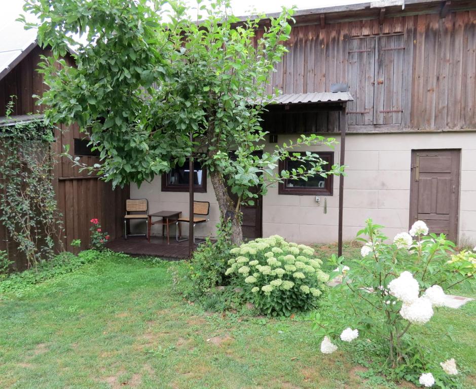 ein Haus mit einem Tisch und Stühlen im Hof in der Unterkunft Peters House in Iecava