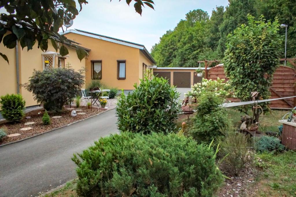 ein Haus mit Garten davor in der Unterkunft Ferienwohnung am Dornheimer Berg in Arnstadt