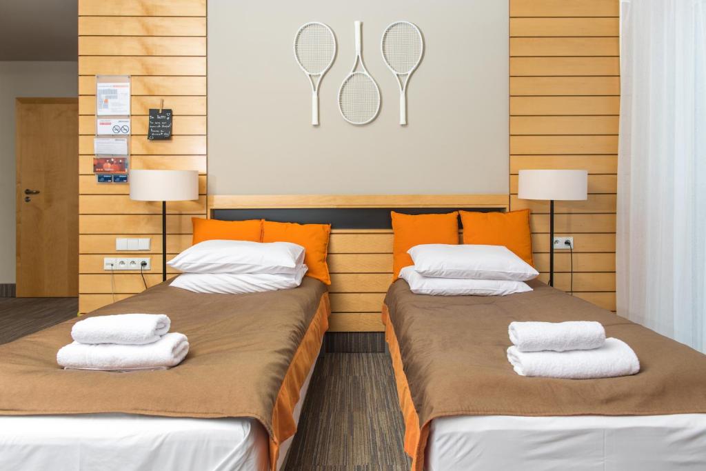 A bed or beds in a room at Hotel Restauracja Tenis Kortowo