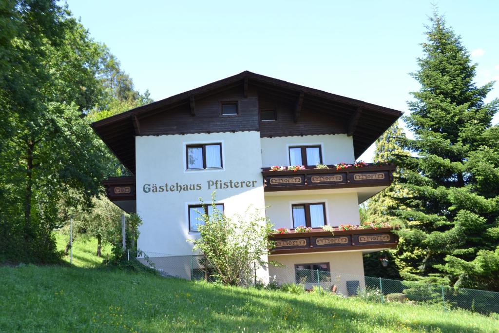 un edificio con un cartel en el costado en Gästehaus Pfisterer, en Bad Schallerbach