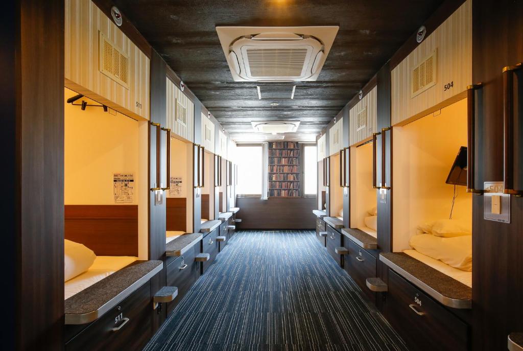 Tempat tidur dalam kamar di Sejour Inn Capsule