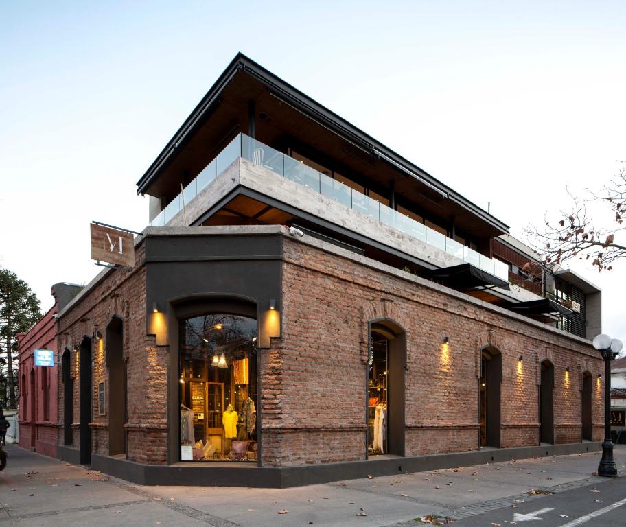 un front de magasin avec un bâtiment en briques dans l'établissement Maison Italia 1029, à Santiago