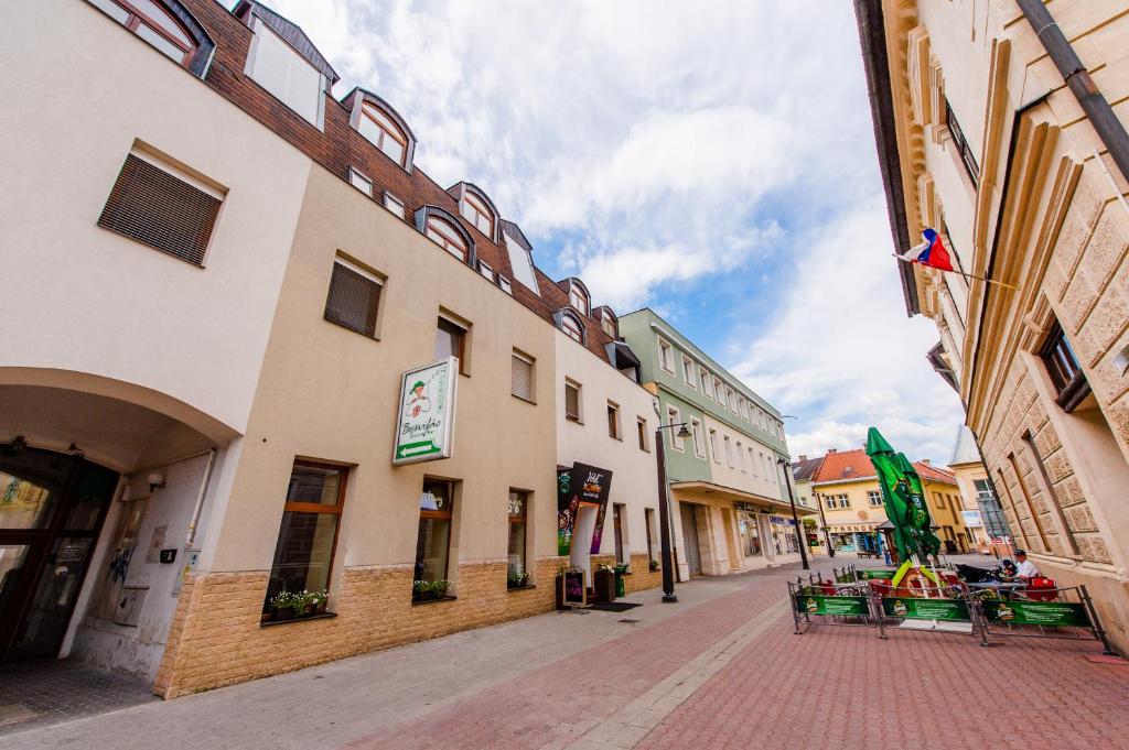 une rue vide dans une ville avec des bâtiments dans l'établissement Penzion Atlas, à Liptovský Mikuláš