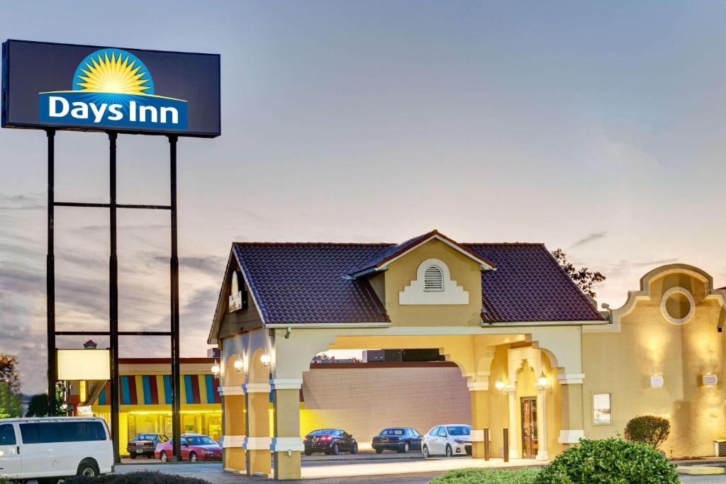 ルイスビルにあるDays Inn by Wyndham Louisville Airport Fair and Expo Centerの建物前の日宿看板