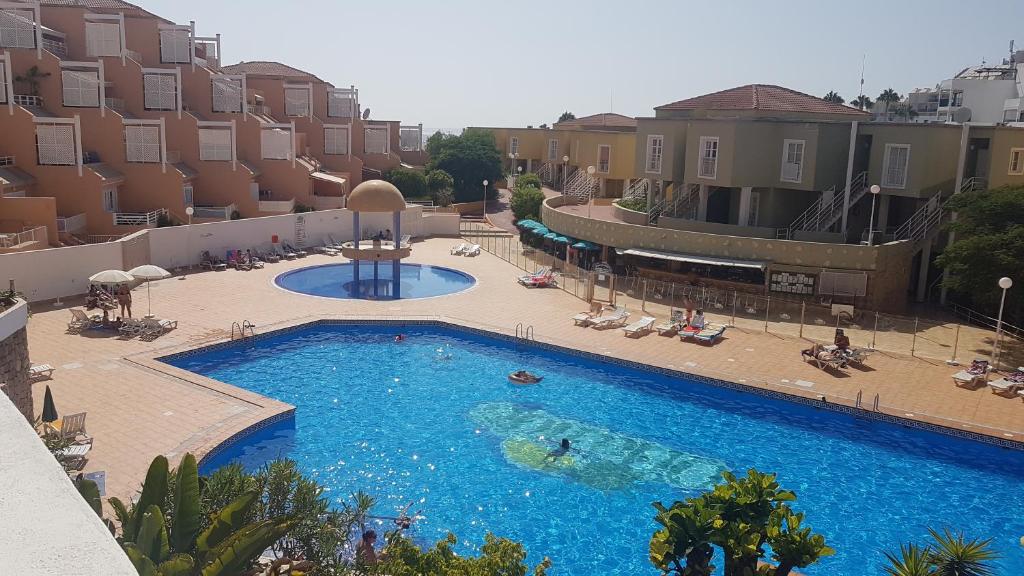 una vista aérea de una piscina en un complejo en Apartamento Orlando - Costa Adeje, en Adeje