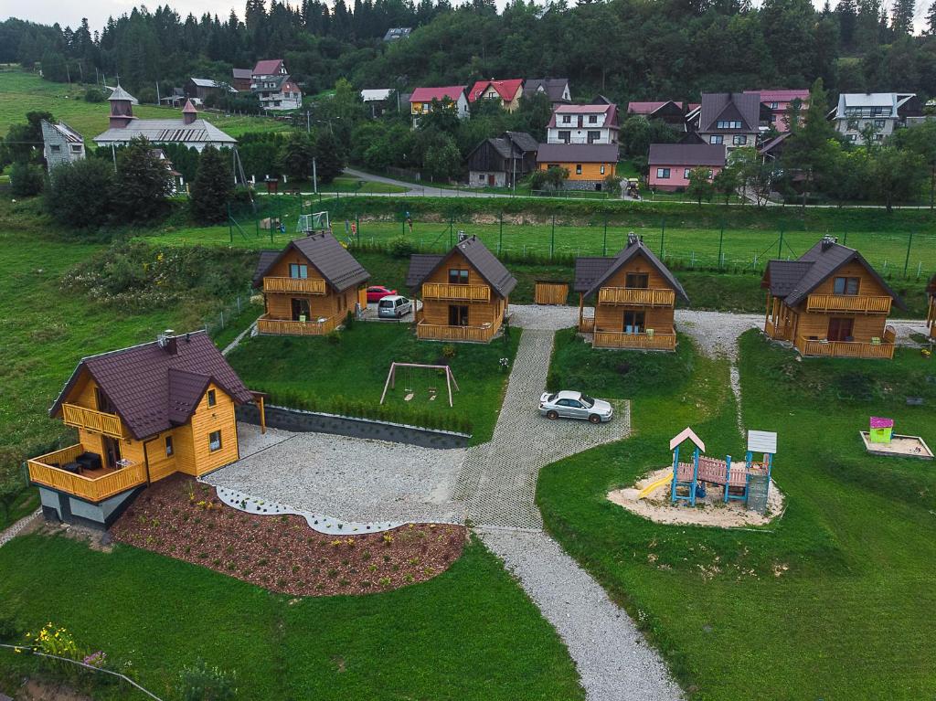 z góry widok na wioskę z domami i placem zabaw w obiekcie Domki Falsztyn w mieście Falsztyn