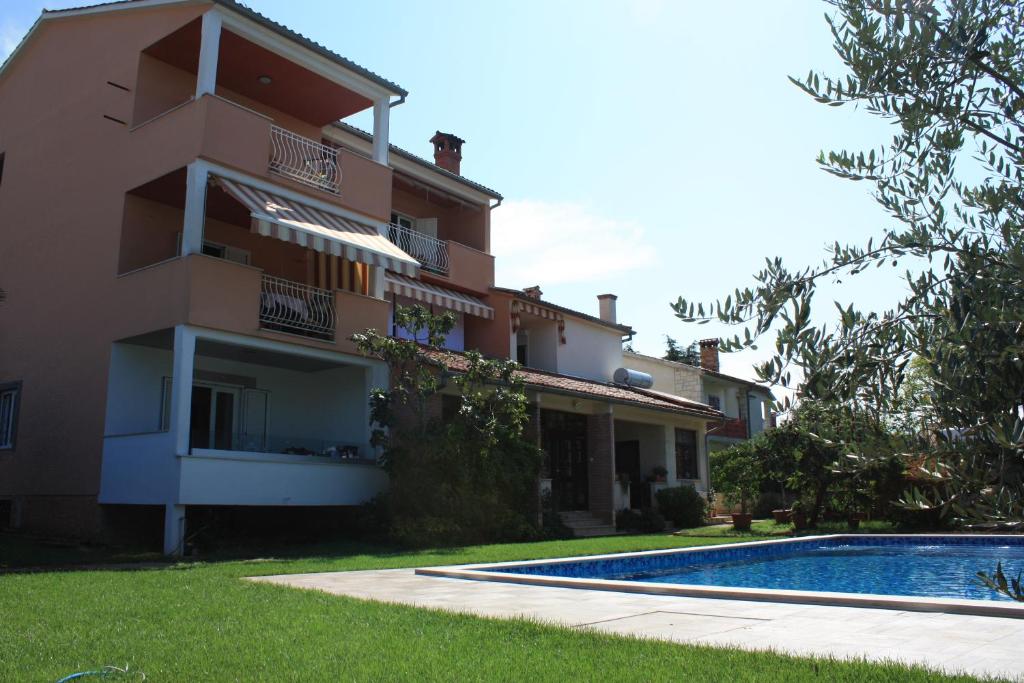 un edificio con piscina accanto a una casa di AURA Residence a Rovigno (Rovinj)