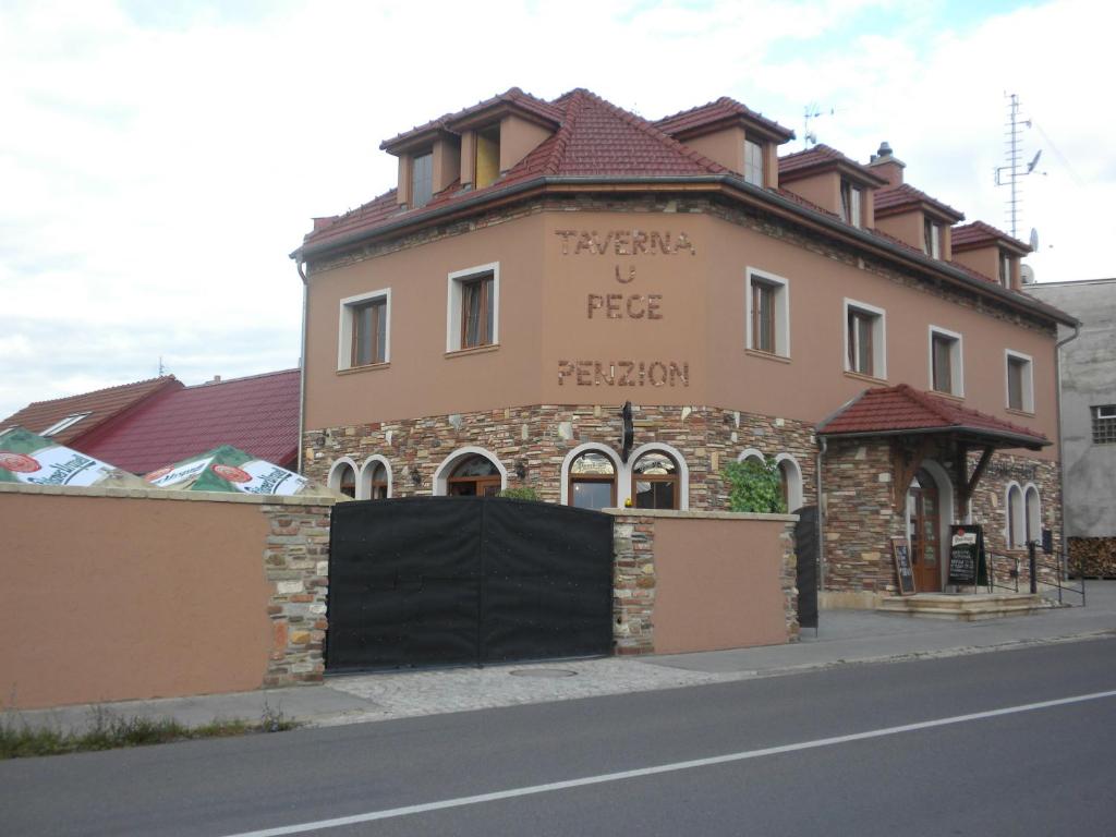 un edificio sul lato di una strada di Penzion No. 1 a Olomouc