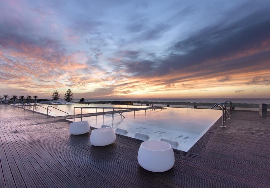 een hot tub op een pier met een zonsondergang bij Parador de Cádiz in Cádiz