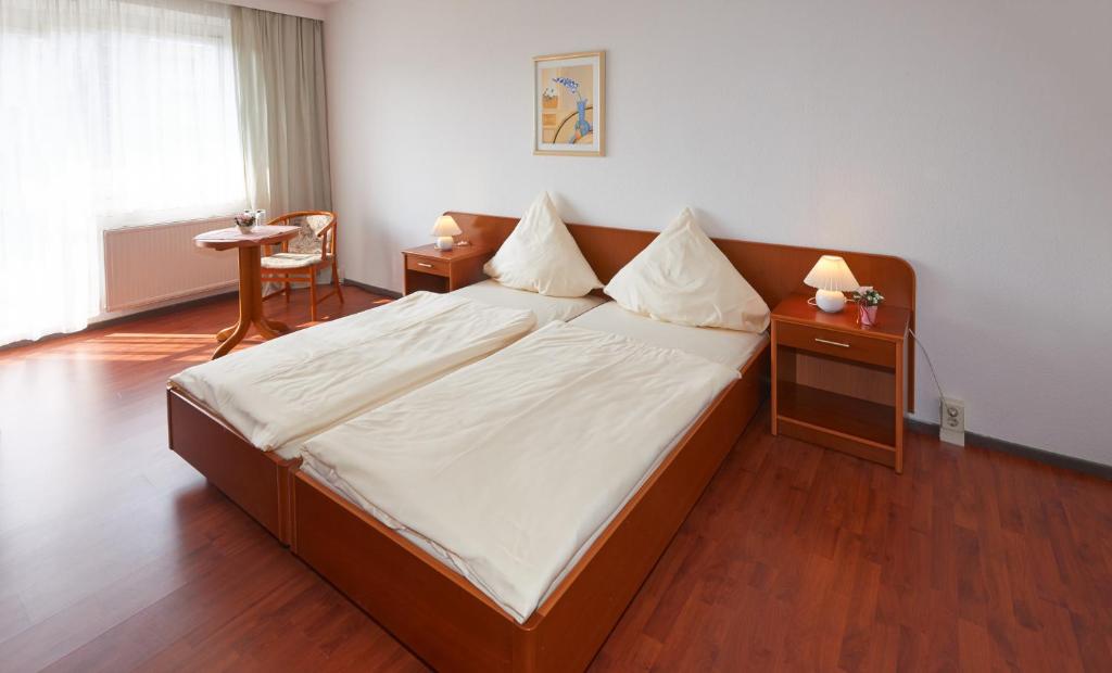 Giường trong phòng chung tại Alpha Apparthotel leipzig-Rötha