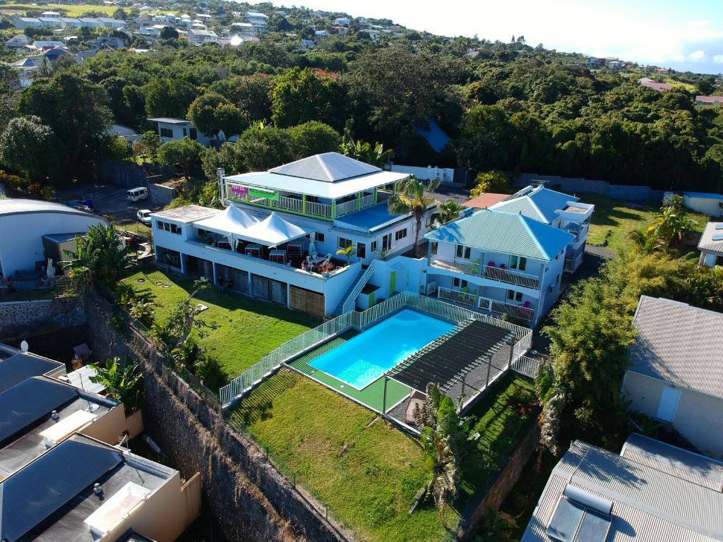 - une vue aérienne sur une maison avec une piscine dans l'établissement Hôtel Le Soleil Couchant, à Saint-Pierre