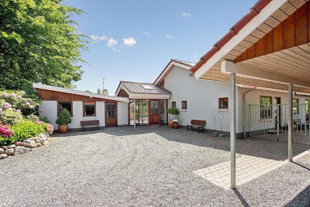 a home with a patio and a house at Hedegaard Anneks Skærbæk in Herning