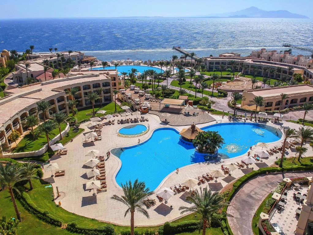 - une vue aérienne sur un complexe avec 2 piscines dans l'établissement Cleopatra Luxury Resort Sharm El Sheikh, à Charm el-Cheikh