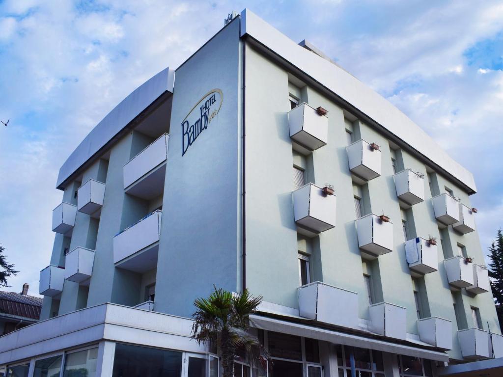 um edifício com uma placa de hotel na lateral em Hotel Bamby em Rimini