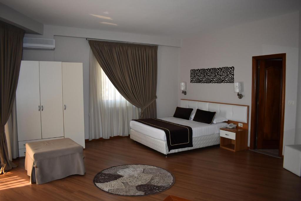 een hotelkamer met een bed en een tafel bij Hotel Arvi in Durrës