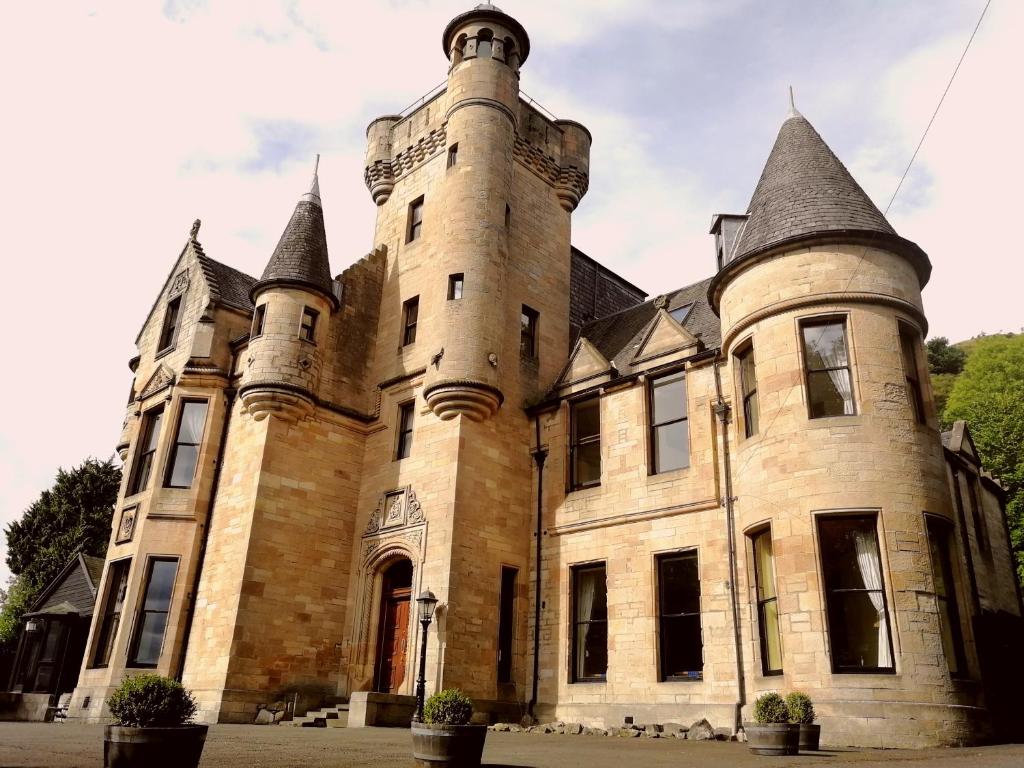 スターリングにあるBroomhall Castle Hotelの二重塔を持つ古城