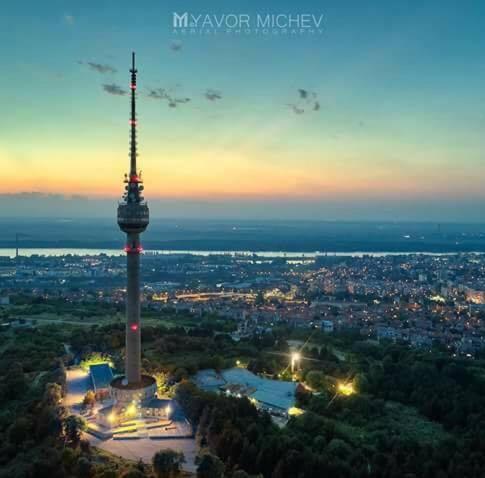 una vista de una torre de televisión en una ciudad por la noche en Ruse Central Studio, en Ruse