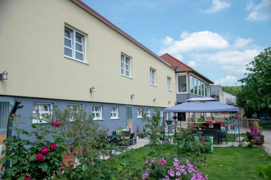 Vrt ispred objekta Ranchzimmer am Hippo-Campus Reit- und Therapiezentrum