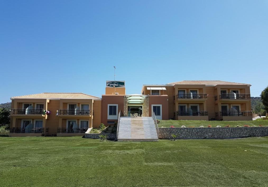 un bâtiment avec un escalier en face d'une cour dans l'établissement Finiki Plaza, à Methoni