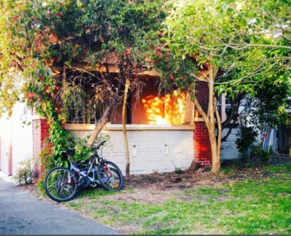 een fiets geparkeerd voor een huis bij St Kilda East backpackers' hostel in Melbourne